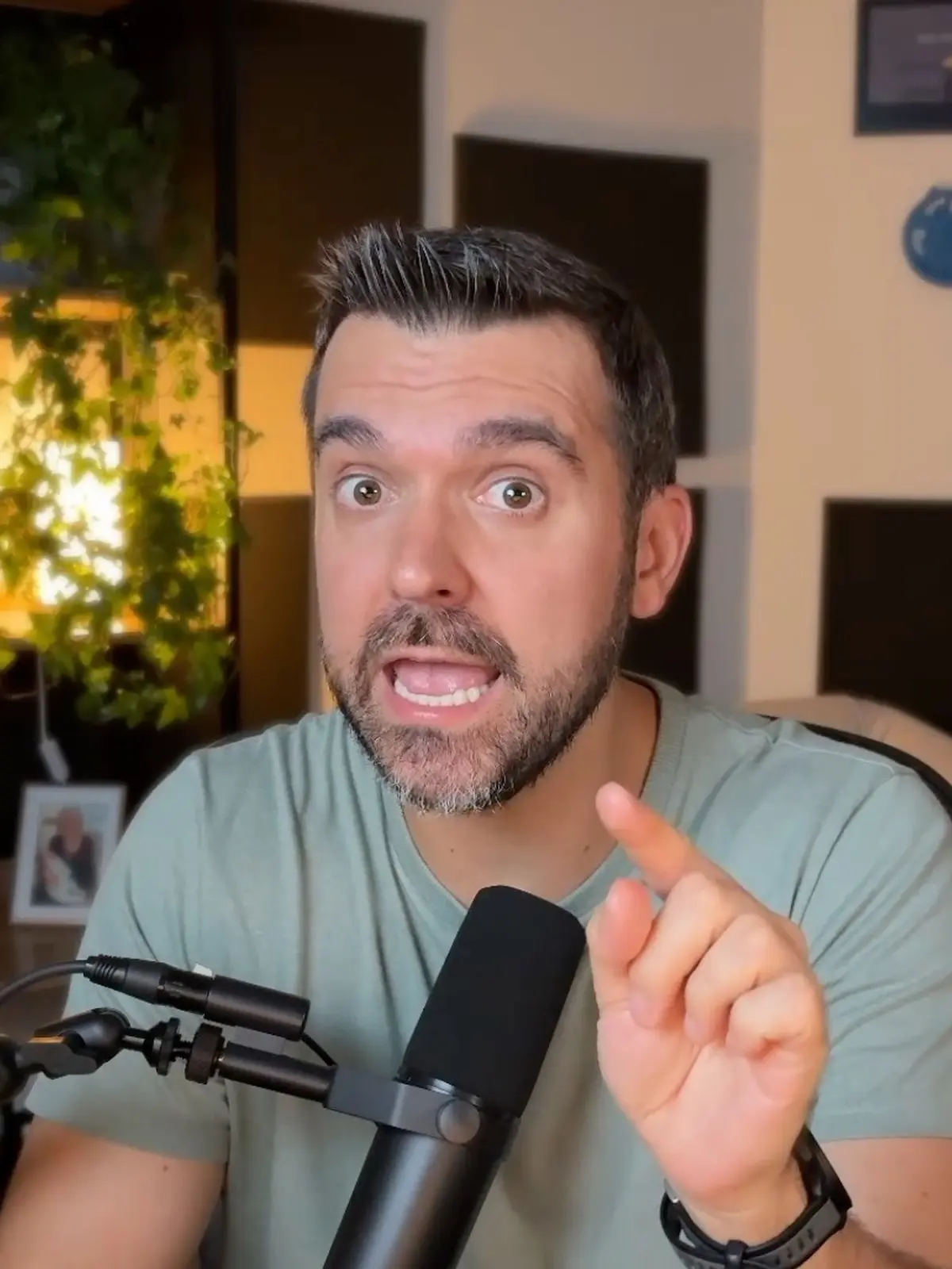 Vini Narcizo gravando conteúdo, gesticulando enquanto fala sobre sua trajetória com o inglês